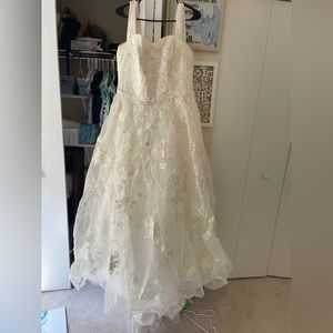 Wedding dress bought in 2017, only wore it once! Still in great condition!